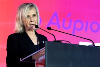 Η βουλευτής Βοιωτίας Γιώτα Πούλου σε πολιτική εμφάνιση
