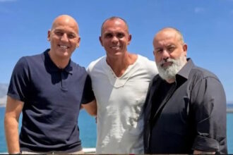 Ο Τζιοβάνι με τον Ντάρκο Κοβάσεβιτς και τον Κώστα Καραπαπά σε φωτογράφιση του Ολυμπιακού