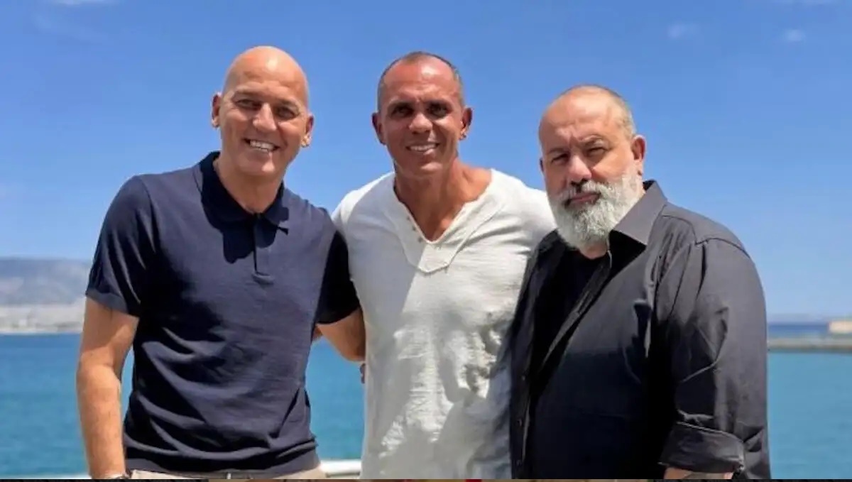 Ο Τζιοβάνι με τον Ντάρκο Κοβάσεβιτς και τον Κώστα Καραπαπά σε φωτογράφιση του Ολυμπιακού