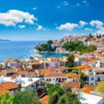 Αστυνομικό όχημα στη Σκιάθο μετά τη σύλληψη 27χρονου για επεισόδιο και επίθεση σε πολίτες