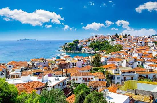 Αστυνομικό όχημα στη Σκιάθο μετά τη σύλληψη 27χρονου για επεισόδιο και επίθεση σε πολίτες