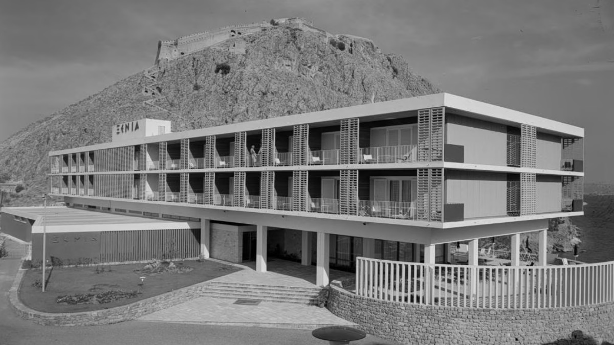 Το ιστορικό ξενοδοχείο Ξενία στην Ουρανούπολη δίπλα στη θάλασσα