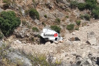 Αυτοκίνητο που έπεσε στη χαράδρα του Χάρακα στην Κεφαλονιά