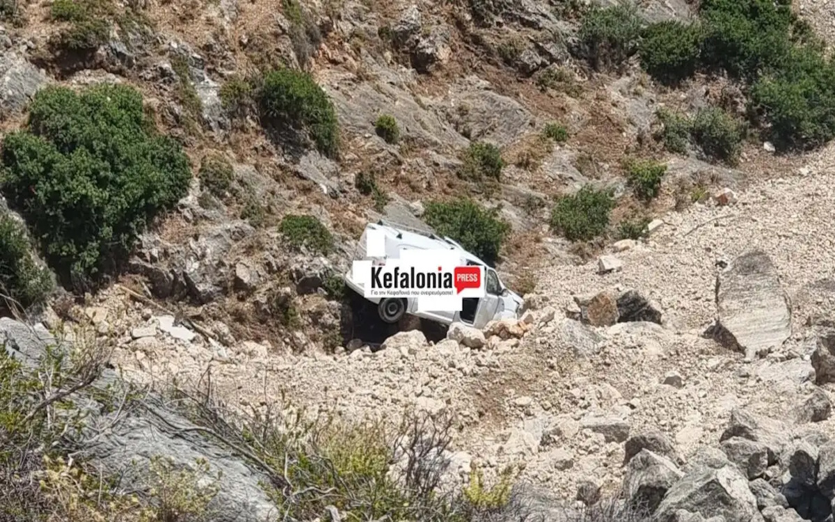 Αυτοκίνητο που έπεσε στη χαράδρα του Χάρακα στην Κεφαλονιά