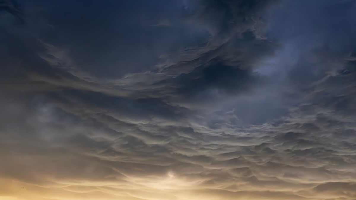 Ο ουρανός πάνω από την Κομοτηνή με σύννεφα mammatus και αποχρώσεις ηλιοβασιλέματος