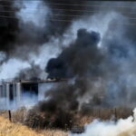 Πυροσβεστικά οχήματα και καπνοί στο εργοστάσιο στα Εξαμίλια Κορινθίας μετά την έκρηξη
