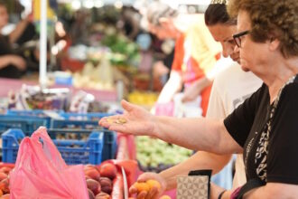 Λαϊκή αγορά στη Λαμία με πάγκους και κόσμο κατά τη διάρκεια του καλοκαιριού