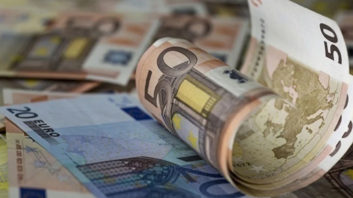 Βρεγμένα χαρτονομίσματα σε άτομο που κρατά χρήματα