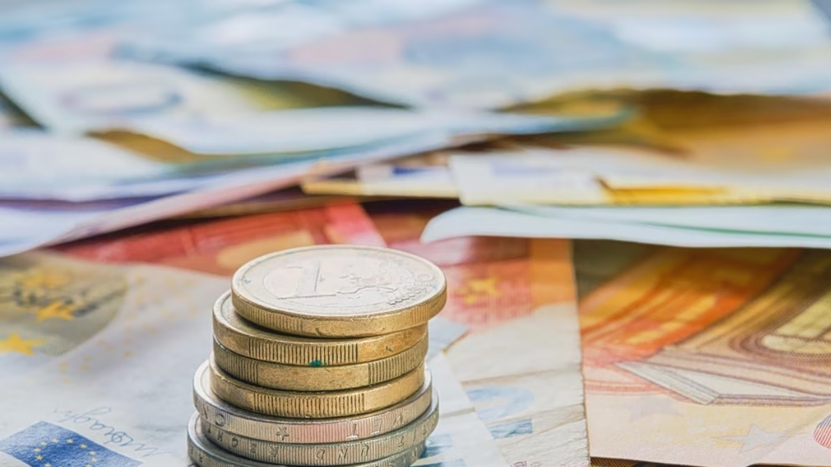 Χαρτονομίσματα και νομίσματα σε επιφάνεια, ως συμβολική εικόνα για τη ρύθμιση οφειλών