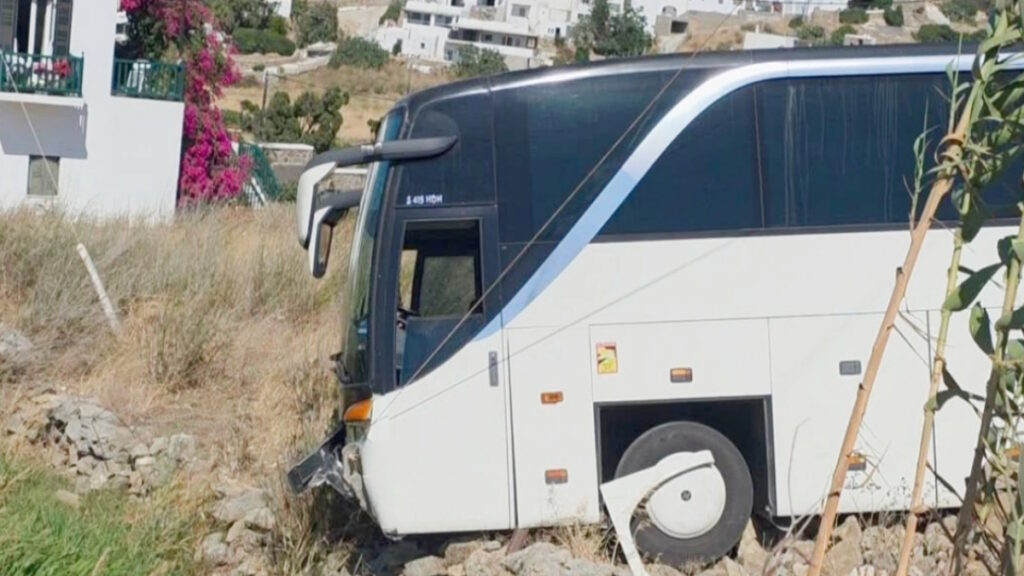 Σοβαρό τροχαίο στη Μύκονο: Τουριστικό λεωφορείο βγήκε εκτός δρόμου και κατέληξε σε χωράφι, δείτε βίντεο