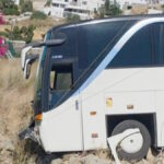 Τουριστικό λεωφορείο εκτός δρόμου σε χωράφι στην Άνω Μερά της Μυκόνου