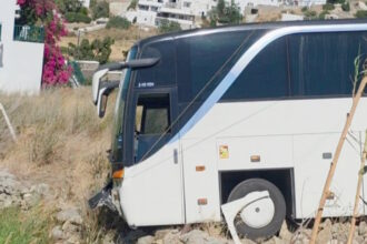 Τουριστικό λεωφορείο εκτός δρόμου σε χωράφι στην Άνω Μερά της Μυκόνου