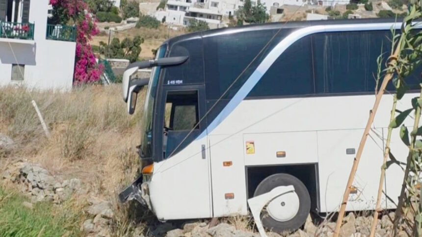 Τουριστικό λεωφορείο εκτός δρόμου σε χωράφι στην Άνω Μερά της Μυκόνου