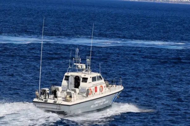 Πλοίο στο λιμάνι της Ελαφονήσου με ανοιχτό καταπέλτη και άνθρωπο στη θάλασσα να κολυμπά προς αυτό