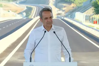 Ο Κυριάκος Μητσοτάκης μιλά στην τελετή παράδοσης των τελευταίων χιλιομέτρων του Ε65 στα Γρεβενά