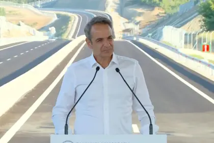 Ο Κυριάκος Μητσοτάκης μιλά στην τελετή παράδοσης των τελευταίων χιλιομέτρων του Ε65 στα Γρεβενά