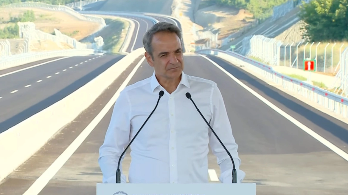 Ο Κυριάκος Μητσοτάκης μιλά στην τελετή παράδοσης των τελευταίων χιλιομέτρων του Ε65 στα Γρεβενά
