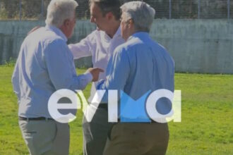 Ο Κυριάκος Μητσοτάκης φτάνει με ελικόπτερο στην Ιστιαία της Εύβοιας