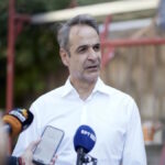 Ο Κυριάκος Μητσοτάκης μιλά στο Κέντρο Υγείας Ιστιαίας στη Βόρεια Εύβοια