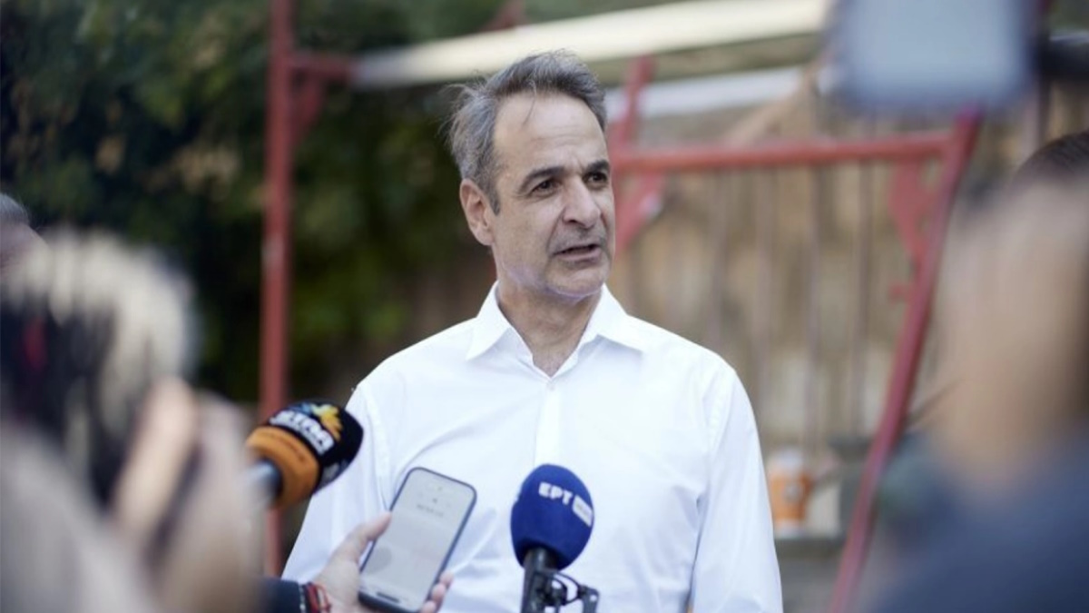Ο Κυριάκος Μητσοτάκης μιλά στο Κέντρο Υγείας Ιστιαίας στη Βόρεια Εύβοια