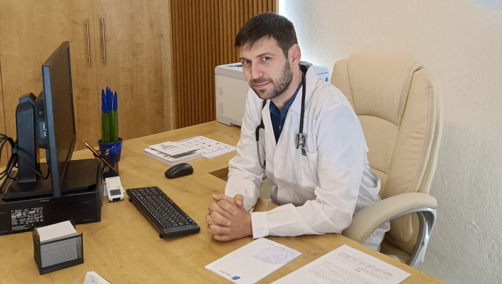 Υπόθεση σαλμονέλας στη Λαμία: Πλένουμε το κοτόπουλο στη βρύση; Τι εξηγεί ο Γιώργος Μπέτσιος για το πλύσιμο, τα σταγονίδια και το σωστό μαγείρεμα