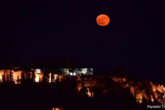 Πανσέληνος του Ιουλίου πάνω από τον νυχτερινό ουρανό