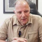 Ο Παύλος Παπαϊωάννου μιλά σε συνέντευξη ως νέος πρόεδρος του Εμπορικού Συλλόγου Καρπενησίου
