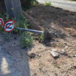 Πεσμένες πινακίδες οδικής σήμανσης και στύλος στήριξης στην άκρη του δρόμου στον Καραβόμυλο