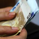 Πινακίδα με τα λογότυπα του e-ΕΦΚΑ και της ΔΥΠΑ για τις προγραμματισμένες πληρωμές