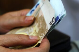 Πινακίδα με τα λογότυπα του e-ΕΦΚΑ και της ΔΥΠΑ για τις προγραμματισμένες πληρωμές