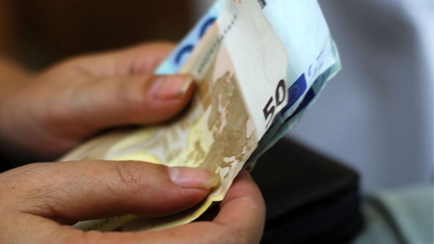 Πινακίδα με τα λογότυπα του e-ΕΦΚΑ και της ΔΥΠΑ για τις προγραμματισμένες πληρωμές