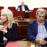 Ρένα Δούρου και Παύλος Πολάκης σε πολιτικό σκηνικό για την Κοινοβουλευτική Ομάδα του ΣΥΡΙΖΑ