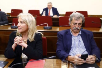 Ρένα Δούρου και Παύλος Πολάκης σε πολιτικό σκηνικό για την Κοινοβουλευτική Ομάδα του ΣΥΡΙΖΑ