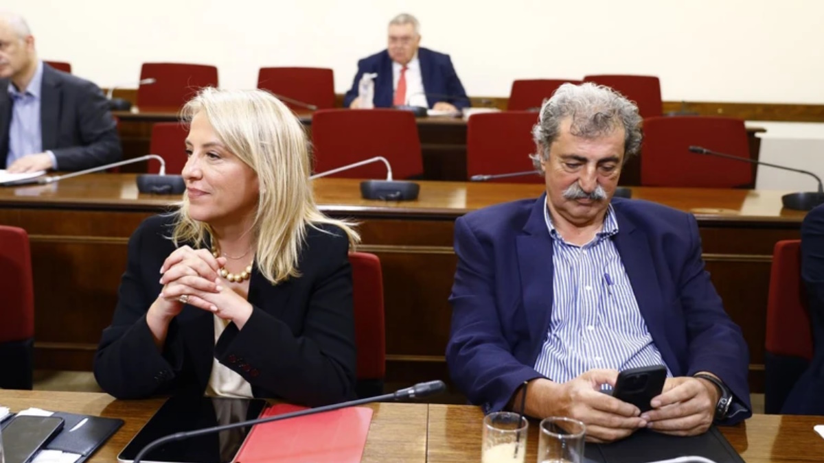 Ρένα Δούρου και Παύλος Πολάκης σε πολιτικό σκηνικό για την Κοινοβουλευτική Ομάδα του ΣΥΡΙΖΑ