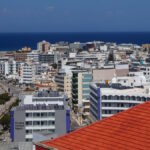 Υπάλληλοι και έγγραφα σε υπηρεσία δόμησης με φακέλους πολεοδομίας