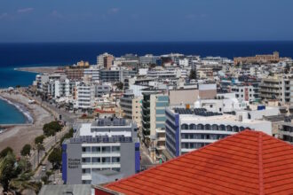 Υπάλληλοι και έγγραφα σε υπηρεσία δόμησης με φακέλους πολεοδομίας