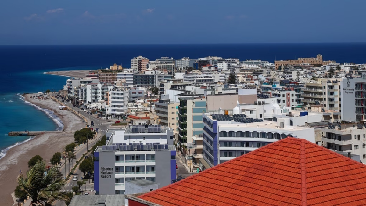 Υπάλληλοι και έγγραφα σε υπηρεσία δόμησης με φακέλους πολεοδομίας