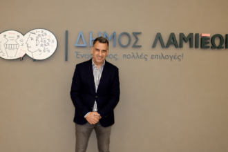 Ο Μάκης Πρέντζας μετά την επανεκλογή του ως πρόεδρος του Δημοτικού Συμβουλίου Λαμιέων