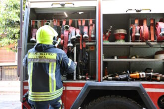 Πυροσβεστικό όχημα και πυροσβέστες σε επιχειρησιακή ετοιμότητα στην Ελλάδα