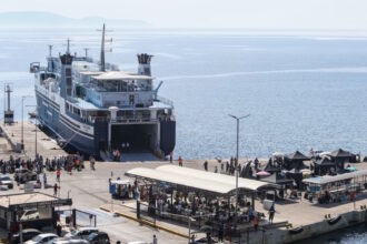 Ακτοπλοϊκά πλοία στο λιμάνι της Ραφήνας