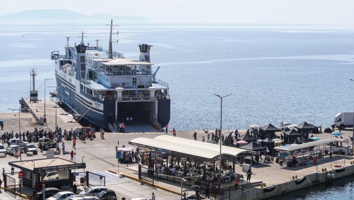 Ακτοπλοϊκά πλοία στο λιμάνι της Ραφήνας