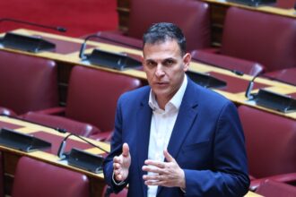 Ο Γιώργος Καραμέρος σε πολιτική εμφάνιση κατά την περίοδο της θητείας του ως βουλευτή