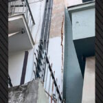 Κτίριο στην Κυψέλη με εμφανείς ρωγμές σε τοίχο εξωτερικά