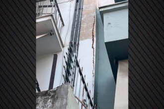 Κτίριο στην Κυψέλη με εμφανείς ρωγμές σε τοίχο εξωτερικά