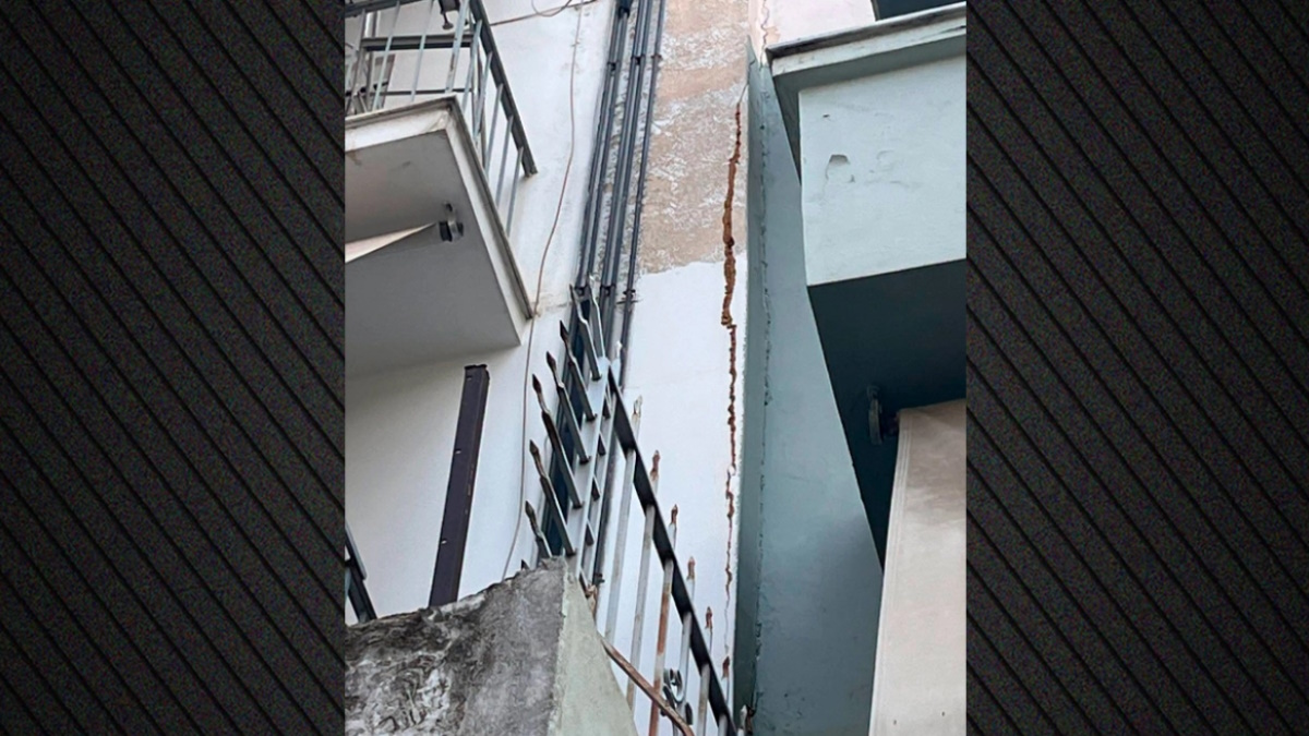 Κτίριο στην Κυψέλη με εμφανείς ρωγμές σε τοίχο εξωτερικά