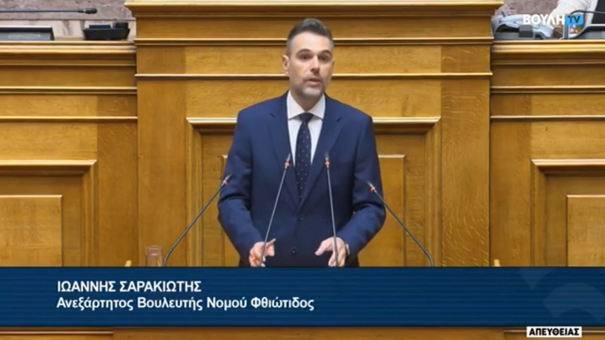Ο βουλευτής Φθιώτιδας Γιάννης Σαρακιώτης στη Βουλή κατά την κοινοβουλευτική συζήτηση