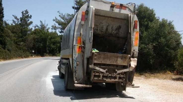 Κάδος απορριμμάτων σε δρόμο του Δήμου Λαμιέων