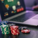 Οθόνη υπολογιστή με σελίδα online casino και προωθητικές προσφορές