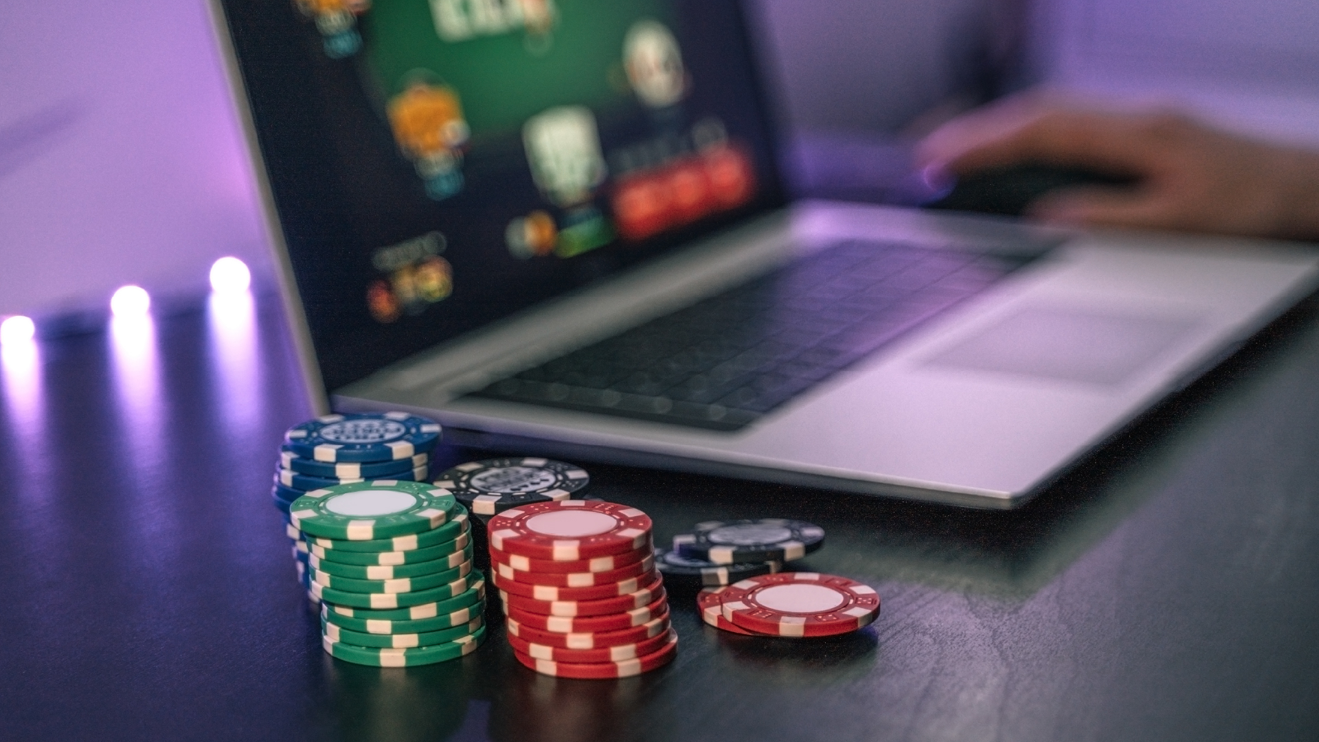 Οθόνη υπολογιστή με σελίδα online casino και προωθητικές προσφορές
