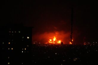 Καπνός και ένταση κοντά στα Στενά του Ορμούζ στο νότιο Ιράν